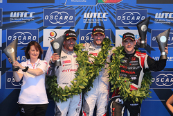Podium : le vainqueur Jose Maria Lopez, Citroën C-Elysée WTCC, Citroën World Touring Car team, le deuxième, Sébastien Loeb, Citroën C-Elysée WTCC, Citroën World Touring Car team, le troisième, Norbert Michelisz, Honda Civic WTCC, Zengo Motorsport