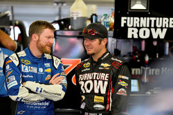 Dale Earnhardt Jr., Hendrick Motorsports Chevrolet y Martin Truex Jr., Furniture Row Racing Chevrole