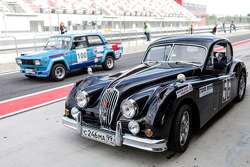Jaguar XK 140 и ВАЗ-2105