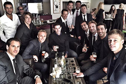 Des pilotes célèbrent la vie de Jules Bianchi après ses funérailles : Adrian Sutil, Roberto Mehri, Max Chilton, Alexander Rossi, Alexander Wurz, Allan McNish, Pedro de la Rosa, Jenson Button, Daniel Ricciardo, Daniil Kvyat