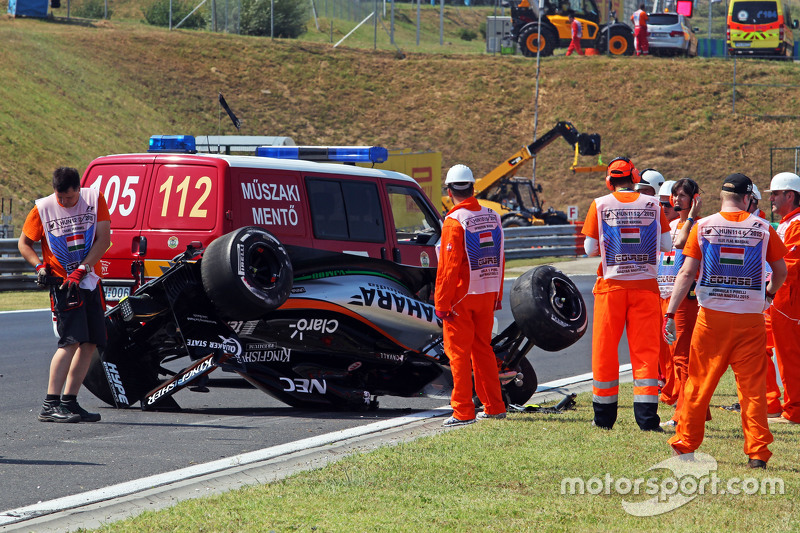 Marshall menangani mobil Sergio Perez, Sahara Force India F1 yang rusak