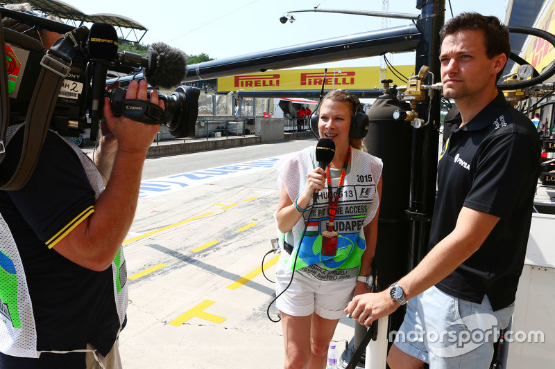 Jennie Gow, journaliste BBC Radio 5 Live avec Jolyon Palmer, pilote d'essais et de réserve Lotus F1 Team