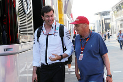 Toto Wolff, Azionista e Direttore Esecutivo Mercedes AMG F1 con Niki Lauda, Presidente Non Esecutivo Mercedes