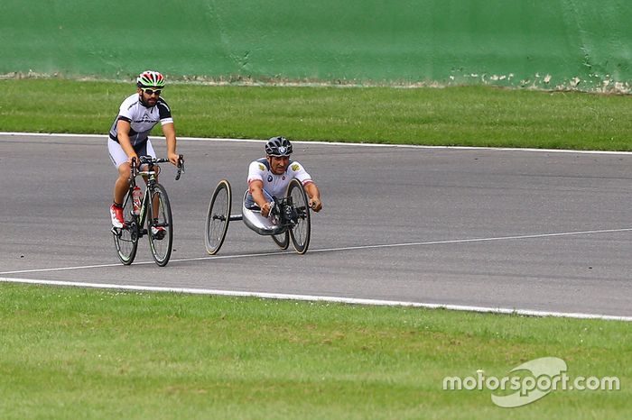 Timo Glock y Alex Zanardi montan en el circuito