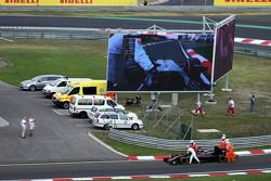 Empuja  Fernando Alonso su McLaren MP4-30 a boxes durante la clasificación