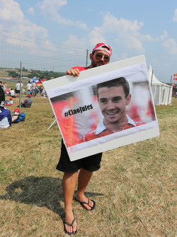 Fan mit einer Hommage an Jules Bianchi