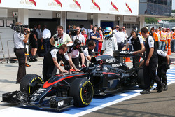 McLaren MP4-30 Фернандо Алонсо, McLaren толкают на пит-лейн во время квалификации