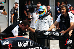 La McLaren MP4-30 di Fernando Alonso, McLaren viene spinta ai box durante le qualifiche
