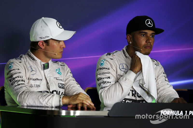 (Kiri ke Kanan): Nico Rosberg, Mercedes AMG F1 dan Lewis Hamilton, Mercedes AMG F1 dalam Konferensi Pers FIA