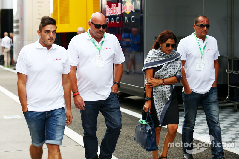 A família de Jules Bianchi no paddock: Tom, Philippe e Christine Bianchi - irmão, pai e mãe, nesta ordem