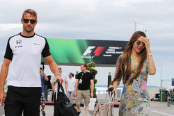 (da sinistra a destra): Jenson Button, McLaren con la moglie Jessica Button