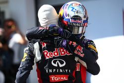 Le deuxième, Daniil Kvyat et le troisième, Daniel Ricciardo, Red Bull Racing