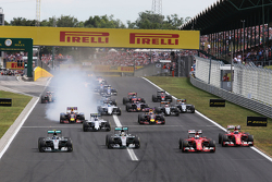 Nico Rosberg, Mercedes AMG F1 W06; Lewis Hamilton, Mercedes AMG F1 W06; Sebastian Vettel, Ferrari SF15-T; et Kimi Raikkonen, Ferrari SF15-T au départ