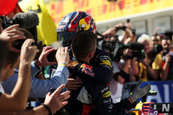 Daniil Kvyat, Red Bull Racing viert tweede plaats in parc ferme