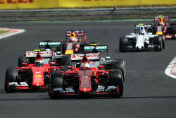 Sebastian Vettel, Ferrari SF15-T lidera detrás del Safety Car