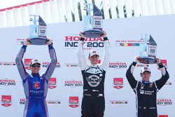 Podio: ganador de la carrera Graham Rahal, Rahal Letterman Lanigan Racing Honda, el segundo lugar Ju