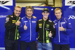 Nouveau contrat pour Pol Espargaro, ici avec Kouichi Tsuji, Directeur Général YMC MotoGP, Lin Jarvis, Directeur Exécutif YMR, et Hervé Poncharal, Directeur team Tech3