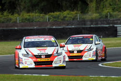 Gordon Shedden, Honda Yuasa Racing and Matt Neal, Honda Racing Civic Type R