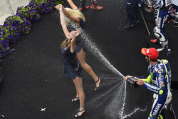 Les gris girls reçoivent une douche de champagne de la part de Valentino Rossi, Yamaha Factory Racing