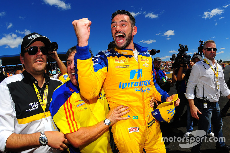 El ganador, Thiago Camilo celebra