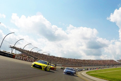 Matt Kenseth, Joe Gibbs Racing Toyota y Jimmie Johnson, Hendrick Motorsports Chevrolet durante la pr