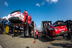 Los autos de Kyle Larson, Chip Ganassi Racing Chevrolet y Jamie McMurray, Chip Ganassi Racing Chevro
