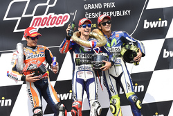 Le vainqueur Jorge Lorenzo, Yamaha Factory Racing, le deuxième, Marc Marquez, Repsol Honda Team et le troisième, Valentino Rossi, Yamaha Factory Racing