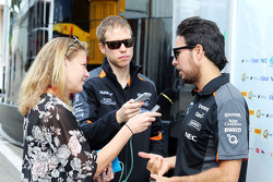 Серхио Перес, Sahara Force India F1 и Дженни Гоу, репортер BBC Radio 5