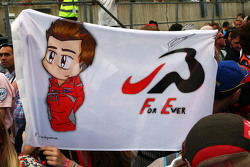 Bandera homenaje de fans de Jules Bianchi