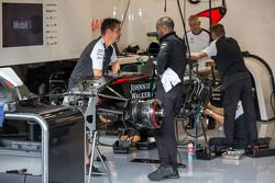 McLaren MP4-30 preparado en los pits