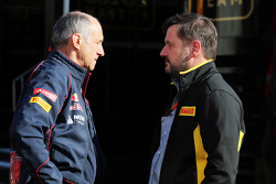 Franz Tost, Team Principal Scuderia Toro Rosso avec Paul Hembery, directeur de la compétition Pirelli