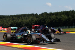 Lewis Hamilton, Mercedes AMG F1 W06 et Carlos Sainz Jr., Scuderia Toro Rosso STR10