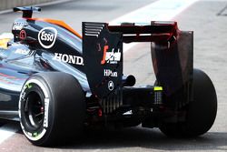 Fernando Alonso, McLaren MP4-30 with flow-vis paint on the rear wing