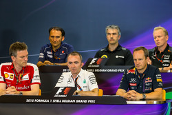 新闻发布会: Giampaolo Dall'Ara, Sauber F1 Team Head of Track Engineering; Nick Chester, Lotus F1 Team Tec