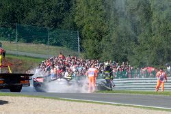 El Lotus F1 E23 de Pastor Maldonado, es recuperado después del coche en la P1