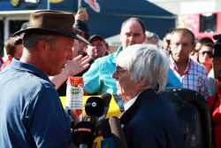Bernie Ecclestone, in contra i contadini Belgi che protestano con una mucca per la campagna per un