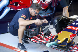 Scuderia Toro Rosso monteur met voorvleugel