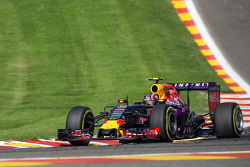 Daniil Kvyat, Red Bull Racing RB11 envoie des étincelles