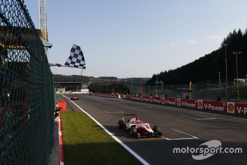 Juara balapan Esteban Ocon, ART Grand Prix