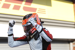 Il vincitore Esteban Ocon, ART Grand Prix festeggia la sua vittoria nel parco chiuso