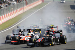 Stoffel Vandoorne, ART Grand Prix voor Oliver Rowland, MP Motorsport en de rest van het veld bij de