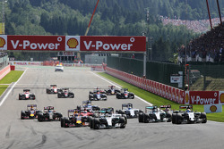 Льюис Хэмилтон, Mercedes AMG F1 W06 лидирует на старте