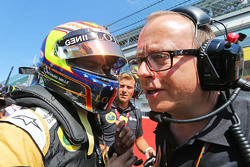 Pastor Maldonado, Lotus F1 Team sur la grille avec Mark Slade, ingénieur de course Lotus F1 Team