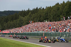 Даниил Квят, Red Bull Racing RB11 и Маркус Эрикссон, Sauber C34 на старте гонки