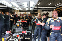 Команда Lotus F1 Team празднует третье место Ромена Грожана, Lotus F1 Team