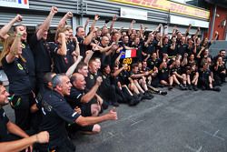 Romain Grosjean, de Lotus F1 Team celebra su tercera posición con el equipo