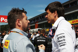 (De izquierda a derecha): Paul Hembery, director de Pirelli Motorsport con Toto Wolff, Mercedes AMG