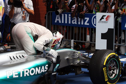 Le vainqueur Lewis Hamilton, Mercedes AMG F1 W06 fête sa victoire dans le Parc Fermé