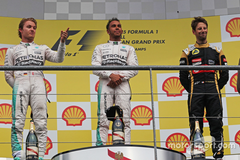 podium,: Nico Rosberg, Mercedes AMG F1, kedua; Lewis Hamilton, Mercedes AMG F1, juara balapan; Romai