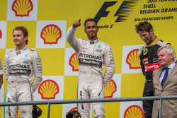 El podium: Nico Rosberg, Mercedes AMG F1, segundo; Lewis Hamilton, Mercedes AMG F1, el ganador; Roma